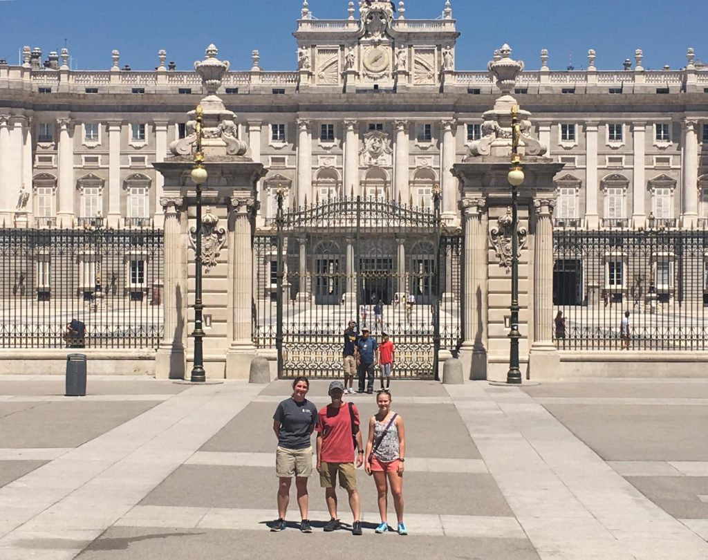 Image of the Sackbut Trio in front of Palacio Real